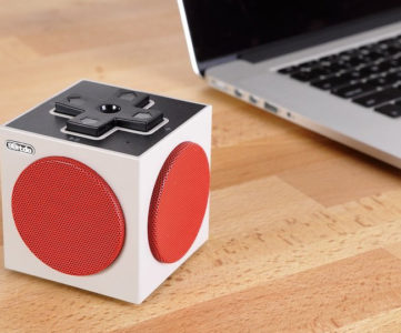 手のひらサイズのレトロかわいいNESコントローラ風キューブ型スピーカー、iPhone等のスマホや3DSにも接続可能