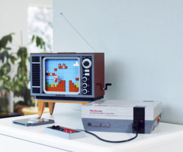 【レゴ マリオ】海外版ファミコン「NES」と『スーパーマリオ』、当時のテレビを再現するセットが8月に登場